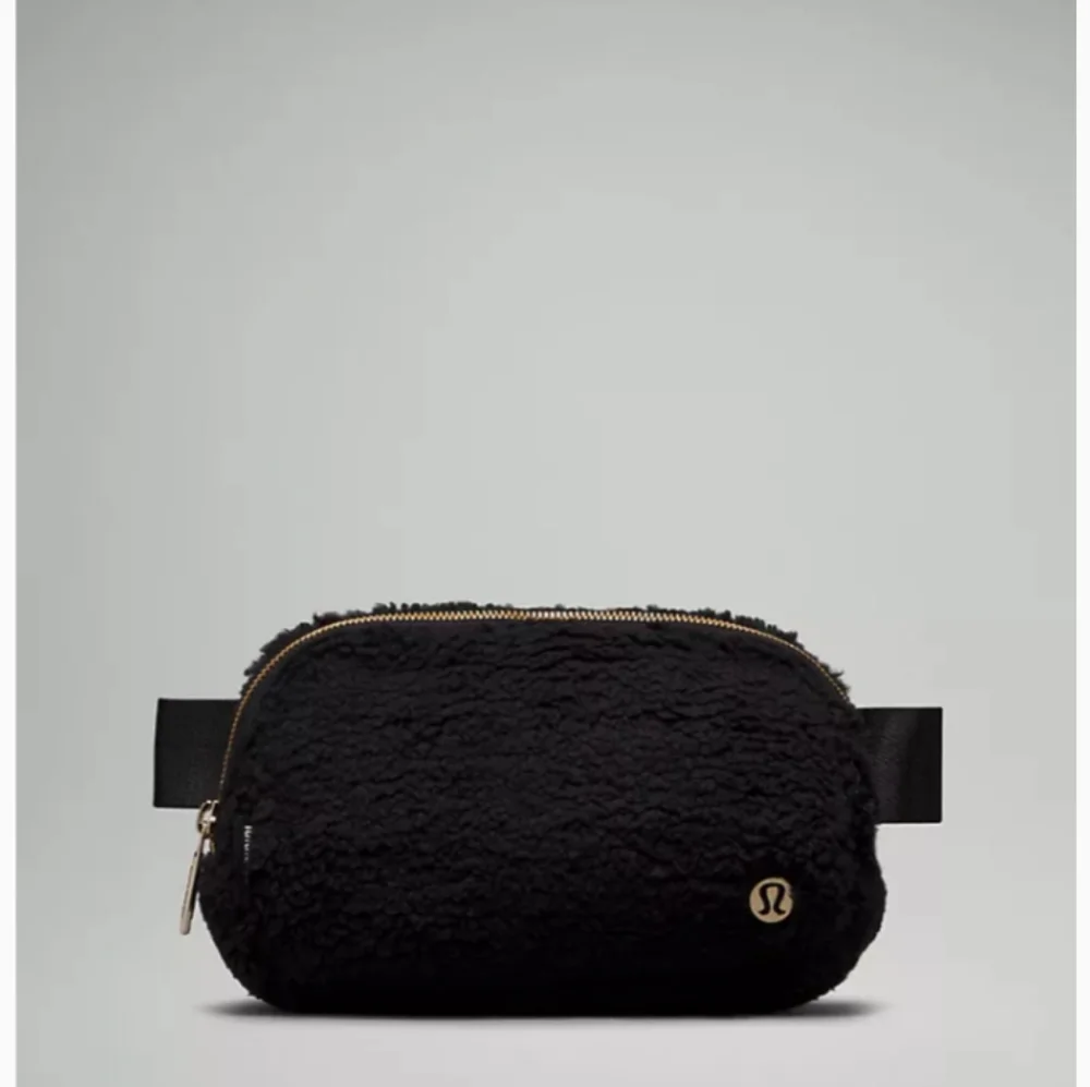 lululemon Everywhere Fleece Belt Bag 1L Fleece in Black/Gold - Picture 6 of 6